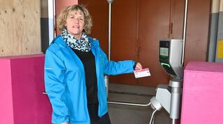 Der Einlass erfolgt über Drehkreuze: Martina Braun, eigentlich Hoteldirektorin, verantwortet den Besucherservice der Bundesgartenschau.