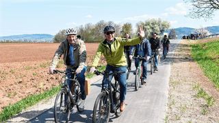 Landrat Stefan Dallinger (winkend) und Bürgermeister Stefan Schmutz (vorne links) eröffnen den Radweg.