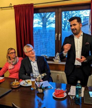 Die beiden Vorsitzenden Sabine Haneke (v.l.) und Tillmann Jahn lauschen Hakan Günes.