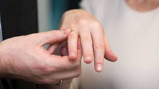 Ein Ehevertrag kann vor der Trauung, aber auch noch jederzeit danach geschlossen werden.