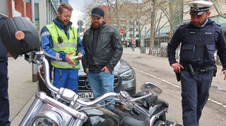 Polizist Alexander Zorko (l.) im Gespräch mit Jonas Poetsch, dessen Harley-Davidson er am Karfreitag unter die Lupe nimmt.