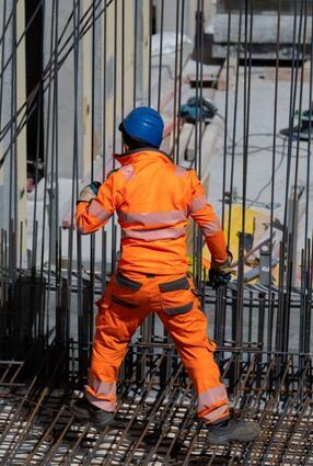 Bei der Arbeit auf Baustellen drohen vielerlei Gefahren.