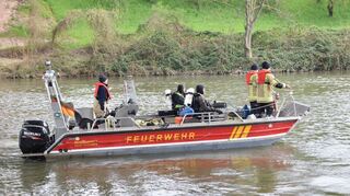 Suchaktion auf dem Neckar bei Wieblingen.