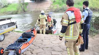 Das kleine Boot wurde an Land gebracht. Nach dem Fahrer wird noch gesucht.