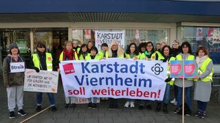 Am Samstag haben mehr als 20 Beschäftigte von Karstadt in Viernheim vorübergehend die Arbeit niedergelegt und dabei auch Unterschriften zum Erhalt der Filiale gesammelt.