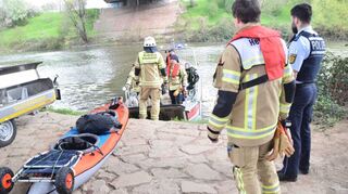 Das Schlauchboot ist auf dem Altneckar bei Heidelberg gekentert. Einer der beiden Männer an Bord wird weiterhin vermisst.