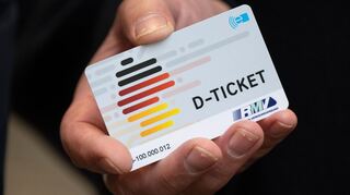 Ein «D-Ticket» im Chipkartenformat: Das Ticket ermöglicht bundesweite Fahrten in den Bussen und Bahnen des öffentlichen Nah- und Regionalverkehrs.