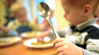 Lecker oder nicht? Vegetarisches Bio-Mittagessen in einer Kindergrippe.