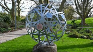 Dieses Kunstwerk markiert den Eingang zum neuen „Garten der Partnerstädte“ im Luisenpark.