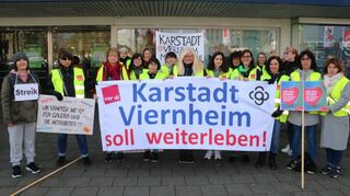 Am Samstag haben mehr als 20 Beschäftigte von Karstadt in Viernheim vorübergehend die Arbeit niedergelegt und dabei auch Unterschriften zum Erhalt der Filiale gesammelt.