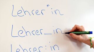 Bildungsgewerkschaften und Lehrerverband vertreten zum Thema Gendern an Schulen unterschiedliche Ansichten.