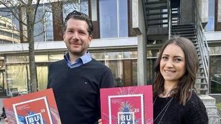 Marcel Surrey und Lilija Hechler-Bojdol von der Morgenpost präsentieren die neuen Buga-Motive.