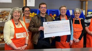 Die Mitarbeiterinnen und Mitarbeiter der Tafel Lampertheim freuten sich sichtlich über die Spende der Theatergruppe „Die Krautstorze“.
