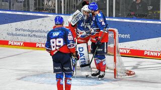Die Adler-Spieler David Wolf (links), Arno Tiefensee (Mitte) und Korbinian Holzer trösten sich gegenseitig.