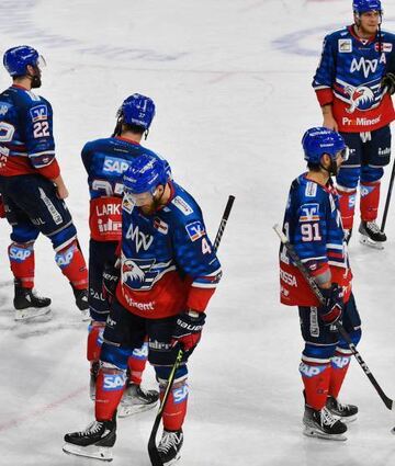 Vorbei: Die Adler Mannheim lassen nach der Niederlage die Köpfe hängen.