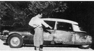 mid Groß-Gerau - Leider verschollenes Unikat: der Citroen DS mit einer eigenhändigen Bemalung durch den legendären Pablo Picasso. Die Fotografie entstand 1958.