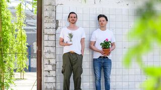 Bringen unter anderem auch Tomatenpflanzen zum Singen: die „Rhizom“-Komponisten Ziggy Has Ardeur (l.) und Konstantin Gropper.