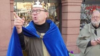 Stauferkaiser Friedrich II.  alias Gästeführer Frank Seidel  bei seiner historischen Führung durch die Speyerer Messe- und Marktgeschichte. Bild Jeanette Seidel
