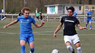Hohensachsen mit Juan Cisneros (r.) war immer einen Tick eher am Ball als die Blau-Grünen um Joel Schroth.