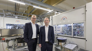 Steffen Rübke (l.) und Peter Utsch in der Lamy-Produktion am Stammsitz Heidelberg. Hier werden nicht nur alle Füller, sondern auch Tinte und Patronen hergestellt.