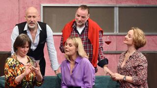 Erfolgreicher Abschluss der Spielzeit: Mit dem Theaterstück „Das perfekte Geheimnis“, angelehnt an den Erfolgsfilm „Perfetti Sconosciuti“, begeistern Darstellerinnen und Darsteller im ausverkauften Bürgerhaus.