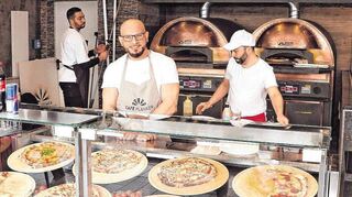 METADATEN aus dem DC-Upload-Tool:

Bildtext: Francesco Ialazzo, Weltmeister im Pizzabacken, hat auf den Mannheimer Planken eine Filiale: Die Pizzeria Neo Evo im Café Planken. Seit kurzem verkauft er dort auch Pizzastücke auf die Hand für die Laufkundschaft.

Hochgeladen von:
Julius Prior / MM-Redaktion (jprior@mamo.de)

Bildrechte:
1.) Ich bin berechtigt, die hochgeladenen Bilder der Mediengruppe Dr. Haas GmbH zur Verfügung zu stellen. Die Bilder dürfen in den gedruckten Ausgaben des "Mannheimer Morgen", "Südhessen Morgen", "Bergsträßer Anzeiger", "Schwetzinger Zeitung/Hockenheimer Tageszeitung" sowie "Fränkische Nachrichten" inklusive deren Internetauftritte (www.mannheimer-morgen.de, www.bergstraesser-anzeiger.de, www.schwetzinger-zeitung.de und www.fnweb.de)
2.) Es wird ein vollumfängliches einfaches Nutzungsrecht ohne zeitliche Beschränkung eingeräumt.
3.) Ich versichere, dass die abgebildeten Personen einer entsprechenden Veröffentlichung zugestimmt haben. Die Bilder dürfen bearbeitet und archiviert werden.

4.) Die Bilder dürfen in Social-Media-Kanälen wie Facebook und Instagram genutzt werden.

Nutzung: Kostenlos nutzbar

ID im DC-Upload-Tool: 31509