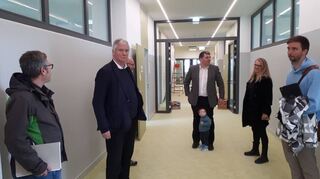 Neuer Flur: Bauamtsleiter Dorn (v.l.), Architekt Jörg Blume, Bürgermeister Oeldorf mit Sohn, Vize-Direktorin Christin Seilheimer, Architekt Arvid Blume.