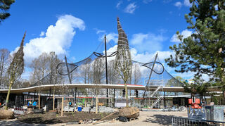Die große Freiluftvoliere im Luisenpark ragt mit fast 20 Metern in die Höhe