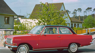 mid Groß-Gerau - Der neue Opel Rekord A fällt bei seiner Premiere 1963 durch seine klare, glattflächige Gestaltung auf.