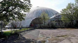 Die Multihalle heute: Sie muss mittlerweile ohne den Teich auskommen.