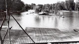 Von der Holzterrasse aus hatte man schon vor 48 Jahren einen herrlichen Blick auf den Kutzerweiher im Luisenpark.