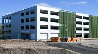 Nur an den Außenanlagen wird noch gearbeitet: Das Parkhaus an der Ecke Wingertsbuckel/Talstraße ist fertig.