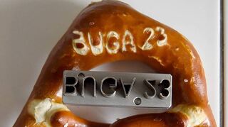 Der Stempel wird in den Teig gedrückt: die Buga-Brezel.