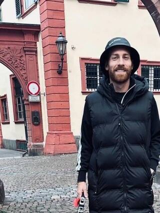 Das Leben von Marc Schnatterer in Bildern: Beim Spaziergang in Weinheim mit seinem Labrador Carlos...