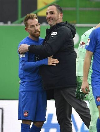 ... FCH-Trainer Frank Schmidt ist ein enger Vertrauter ...