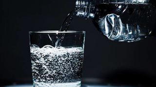 Aufbereitetes Kohlendioxid wird als Kohlensäure für Mineralwasser eingesetzt – das Produkt will Heidelberg Materials ab 2025 liefern.