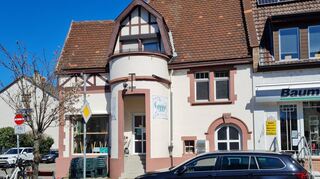 Blech statt Gemütlichkeit: Vor dem Café Hygge in der Hauptstraße, Ecke Wilhelmstraße, darf wieder geparkt werden. Draußen sitzen können Gäste auf der Fläche nun nicht mehr.