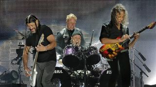 Metallica live in Philadelphia (v.l.): Robert Trujillo, James Hetfield (hinten), Lars Ulrich und Kirk Hammitt.