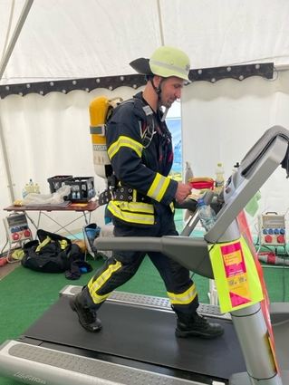 Lars Kegler in voller Montur auf dem Laufband.