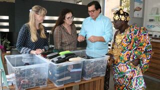 König Céphas Bansah (v.r.), Ingolf Zander, Königin Gabriele Akosua Bansah und Nadine Dewald bei der Übergabe der Brillenspende.
