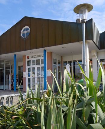 Neckarhausen  Rätsel Ei  vor Freizeitbad 10.04.2023   Bild: Marcus Schwetasch