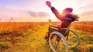 Eltern, die ihr Kind pflegen, müssen immer wieder Hürden meistern, um das Leben ihres Kindes – und auch ihr eigenes – zu erleichtern.