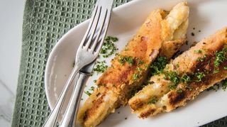 Blanchierte weiße Spargelstangen kann man auch in Kochschinken einrollen, panieren und in der Pfanne goldbraun braten.