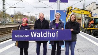 DB-Bahnhofsmanagerin Andrea Kadenbach (v.l.), Erster Bürgermeister Christian Specht, Staatssekretärin Elke Zimmer und DB-Projektleiterin Pia Katz.