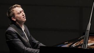 Fabian Müller spielt das „Wohltempe-rierte Klavier“ von Bach.