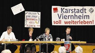 Matthias Baaß (v.r.), Christine Niederberger, Kerstin Kujau und Horst Gobrecht informierten Mitarbeiter und Kunden von Karstadt über den Stand der Dinge.