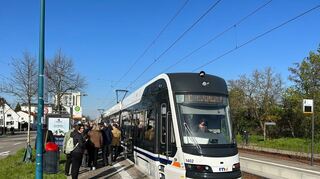 Die RNT lädt die ersten Fahrgäste an der Haltestelle Talstraße in Feudenheim zur Buga ab.