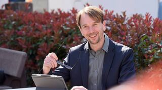 Bürgermeister-Kandidat Michael Haug mit seinem Tablet: Hier notiert er sich auch das, was er aus Gesprächen mitnimmt.