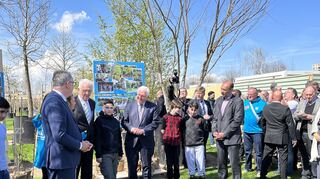 Hoher Besuch für die Schülerinnen und Schüler der Mannheimer Tulla-Realschule: Bundespräsident Steinmeier begutachtet ihr Klima-Projekt.