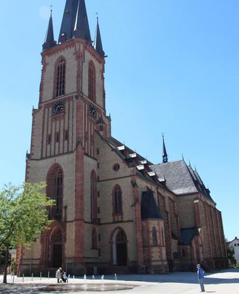 Zahlreiche Viernheimer Mädchen und Jungen empfangen morgen in der Apostelkirche erstmals die heilige Kommunion.